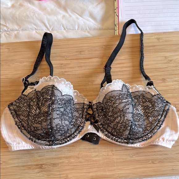 Elegant Black and White Lace Bra - Picture 1 of 3